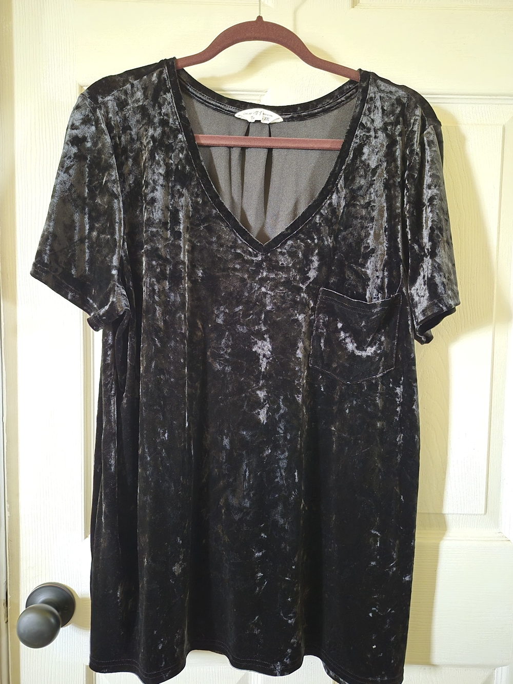 Crushed Velvet V-Neck Pocket Tee - Black